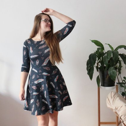 šaty půlkolo rukáv barevné peří na modré (14)