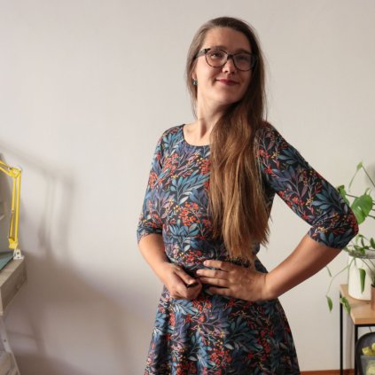 šaty půlkolo rukáv jeřabiny 2025 (8)