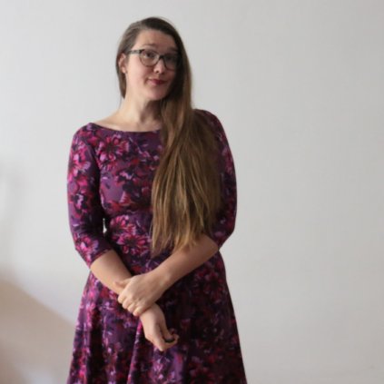 Teplé půlkolové šaty / fialové květy / vel. M