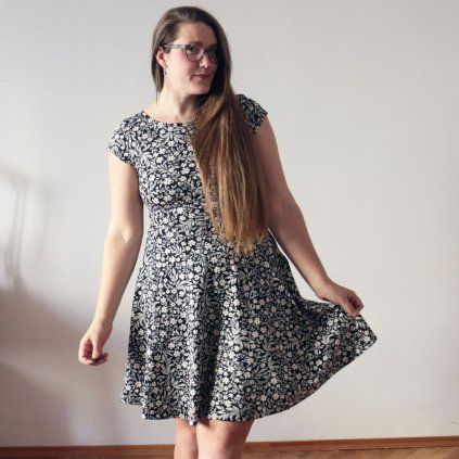 šaty půlkolo kr.rukáv černo krémové kytičky (6)