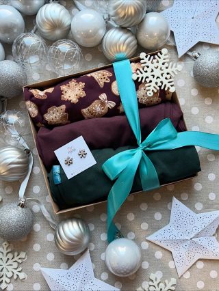 🌟Vymazlené vánoční balíčky jsou zpět!🌟 Vybrala jsem pro tebe letošní tričkové (a taky šatové!) bestsellery, namixovala ty...