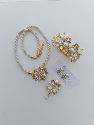 Minulý měsíc byl nabitý náhrdelníky ❤️ představuji vám jemnou zlato perličkovou kombinaci 🤗 Jak se vám líbí?