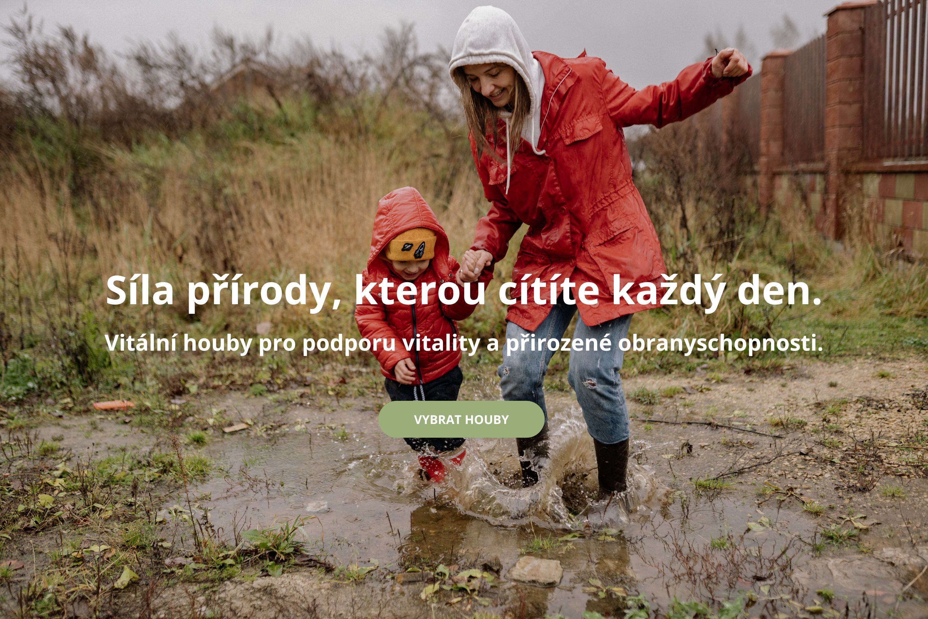 maminka s dítětem v přírodě přirozená vitalita