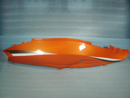 16 - kryt podsedlový P. (oranžová met.)