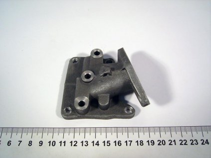 26 - příruba sání karburátoru