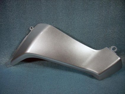 03 - kryt kapoty boční L. (stříbrná)