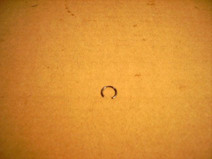 11 - pojistka pístního čepu 13