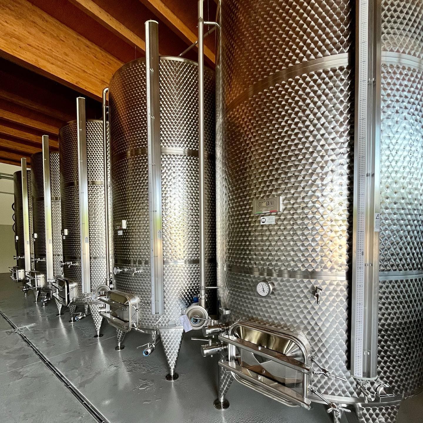 Bâtonnage a práce se dřevem u Chardonnay v Langhe