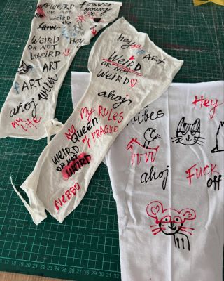 Lettering/písmopsaní nebo možná tak trochu čmárání 🖤 I když jsem v takovém polorozpadajícim se stavu - nemam skoro hlas a...