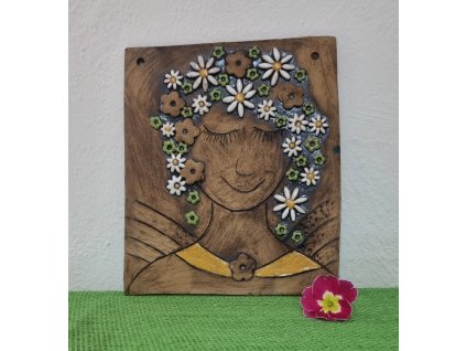 Keramická kachle - dívka s květinami