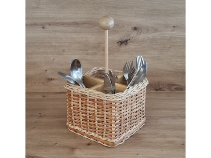 Proutěný košík na příbory
