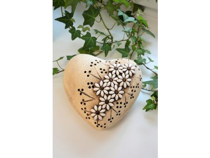 Dekorační kámen - srdce s květinami - zahradní dekorace