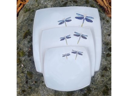 Keramický bílý tác s vážkou