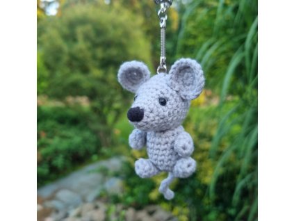 Háčkovaný přívěsek na klíče - myška