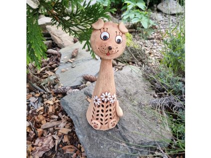Keramický pes s kopretinou terakota - dekorace do zahrady - 30 cm