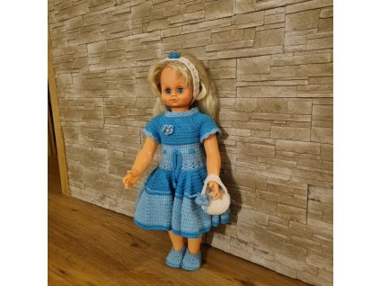 Panenka Hamiro v modrých háčkovaných šatech