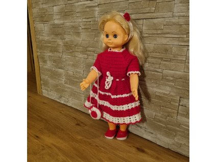 Panenka Hamiro v červených háčkovaných šatech