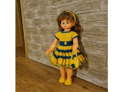 Panenka Hamiro ve žlutých háčkovaných šatech