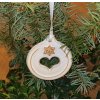 Bílá keramická ozdoba s různými motivy - kulatá srdce