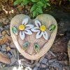 Dekorační kámen - srdce s lučním květem - zahradní dekorace 1
