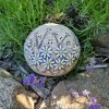 Dekorační kámen se sedmikráskami - zahradní dekorace 1