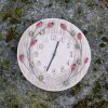 Keramické hodiny se šípkem přírodní kulaté 1