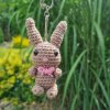 Háčkovaný přívěsek na klíče - zajíček 1