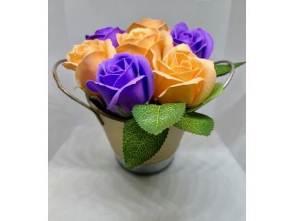 Zlatý kyblík s květy