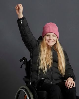 Právě jsme doskladnili zimní bundy s postranními zipy v černém provedení. Bunda je unisex a dostupná ve velikostech od 128...