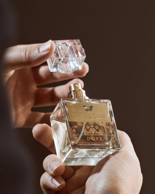 DOPE - Je to vůně muže, která zůstává v paměti ještě dlouho poté, co odejde. Pro toho, kdo nevoní proto, aby zaujal, ale...