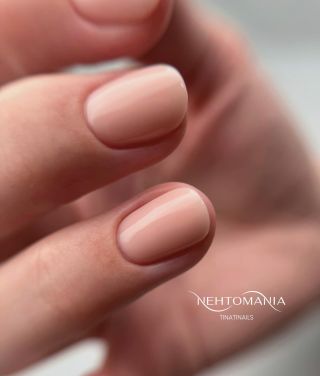 Nádherná novinka Brush&Build Bea 🤎♥️ . @tinatinails . #nails #nehtomania #nudenails