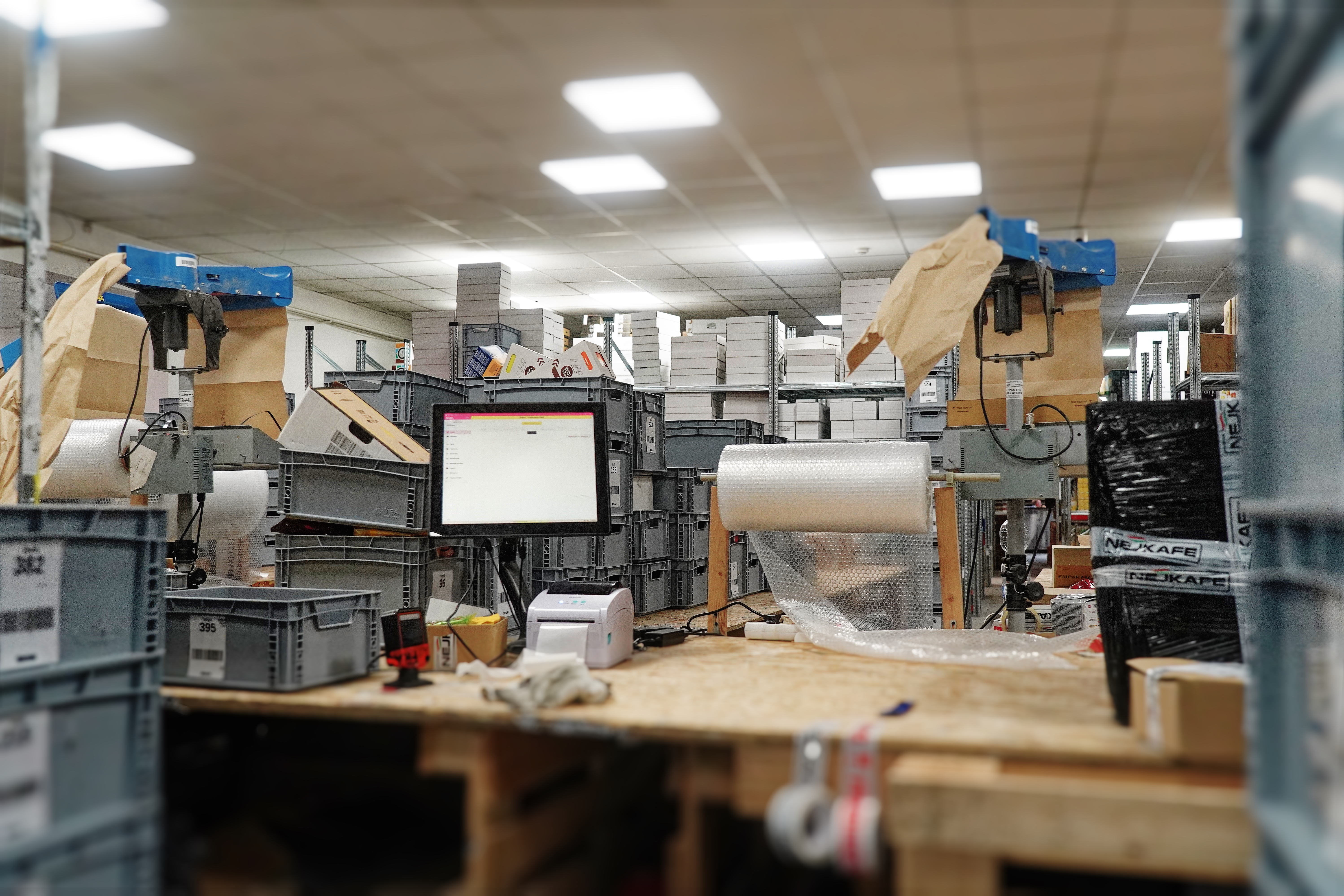 Packing station with screen, label printer and packaging materials