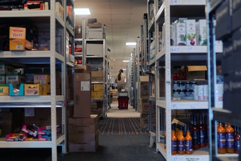 Kolega vychystává produkty z regálů ve skladu Nejkafe