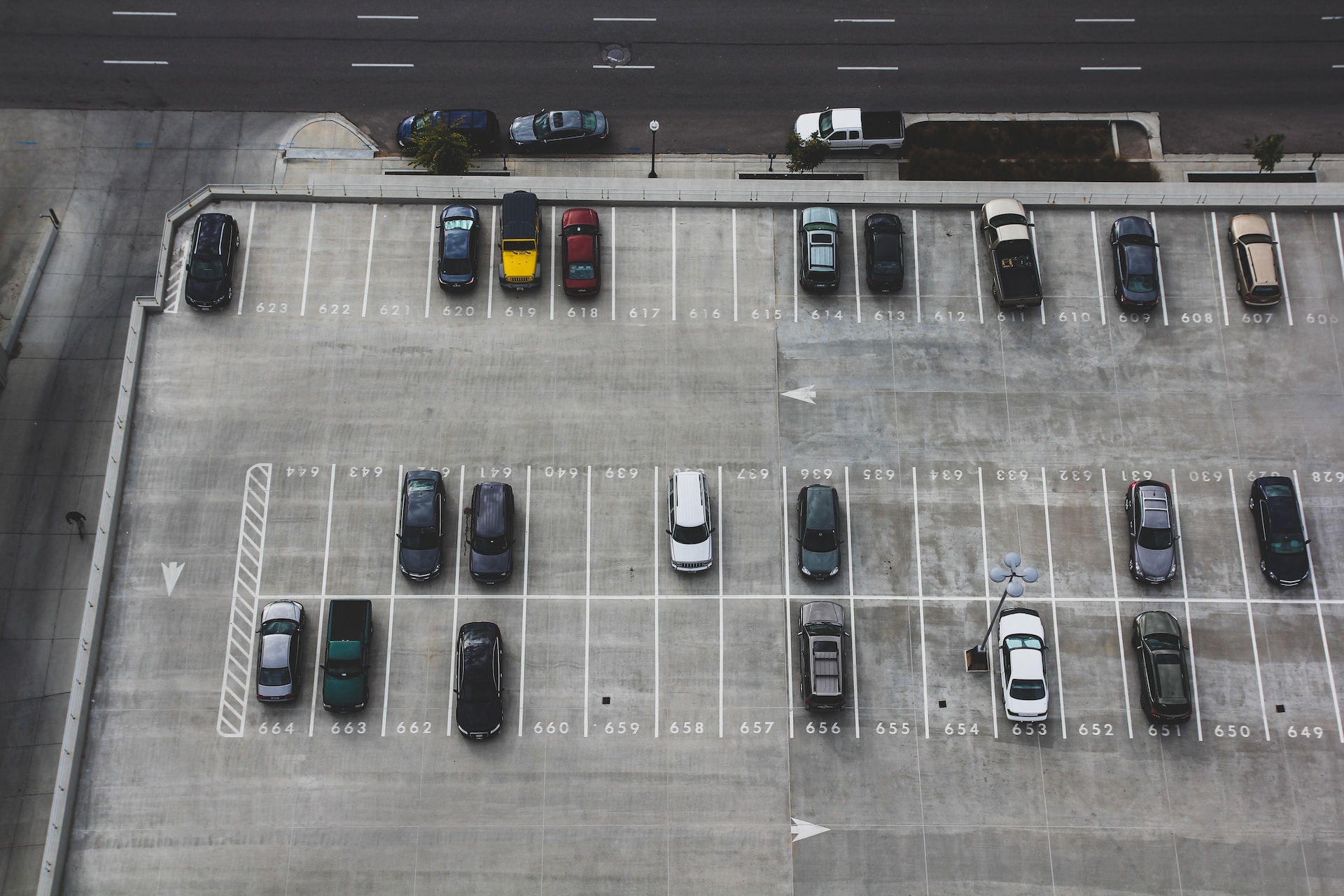 Parkování na letišti: Jak vybrat nejvhodnější možnost?