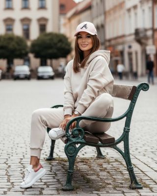 Naskladnili jsme nejoblíbenější teplákové soupravy Comfy Moment. Vybírat můžete ze tří barev a dvou velikostí.