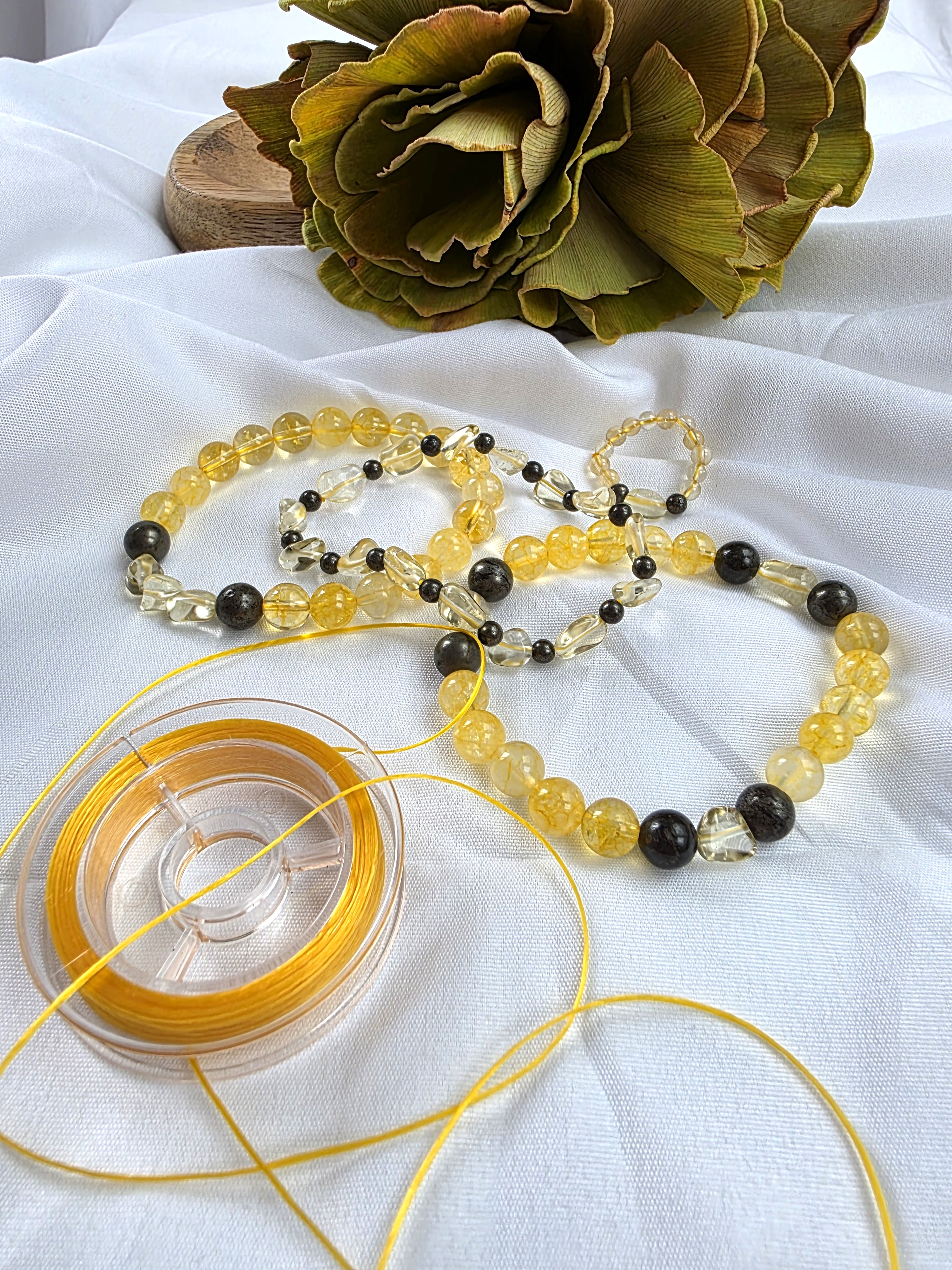 Citrín v kombinaci s pyritem se žlutým návlekovým materiálem - lycra