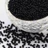 Skleněný rokajl v černém provedení o průměru 2 × 1,5 mm