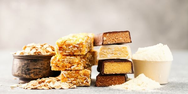 Poznejte proteinové tyčinky: Jaké mají výhody a jak si je připravit doma?