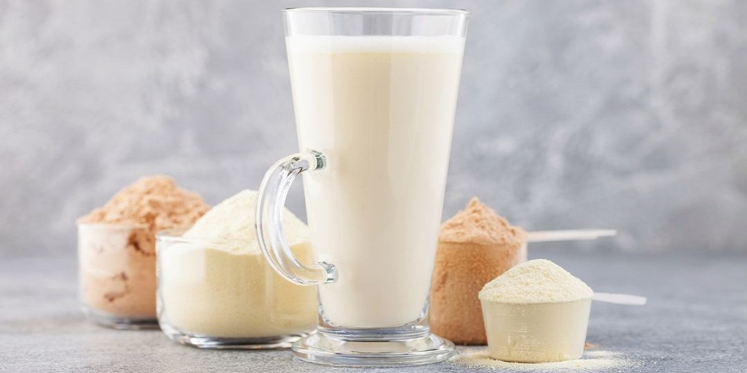 Je lepší míchat protein s mlékem nebo vodou?