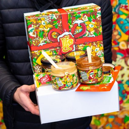 lifelike vanocni darkova krabicka plna adventnich dobrutek