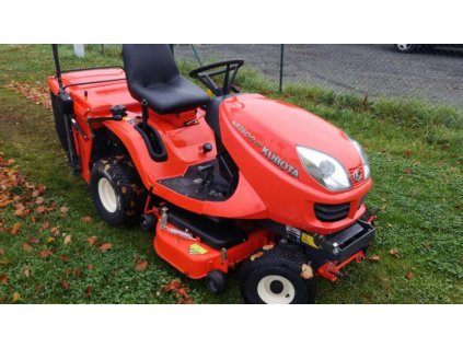 profi zahradní traktor kubota gr 1600 oranžové barvy na trávníku
