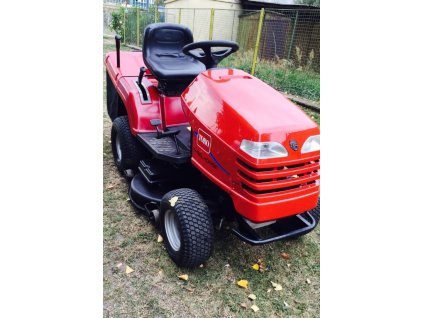 zahradní traktor toro dh 220 červené barvy před plotem