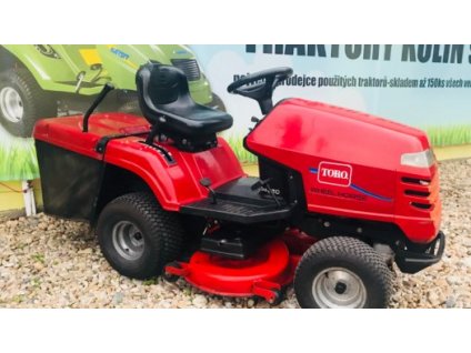 zahradní traktor toro dh 220 červené barvy před plachtou traktory kolín