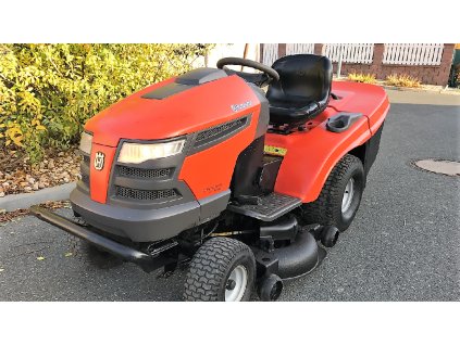 zahradní traktor husqvarna cth 210 xp na silnici u baráku