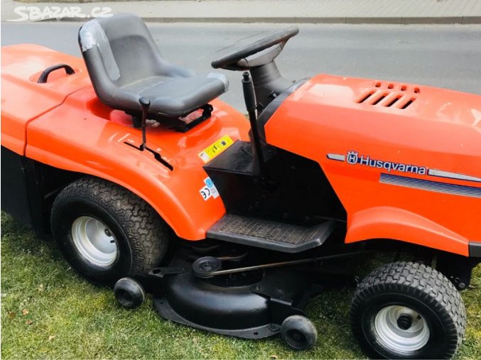 zahradní traktor husqvarna tc 139t oranžové barvy u silnice