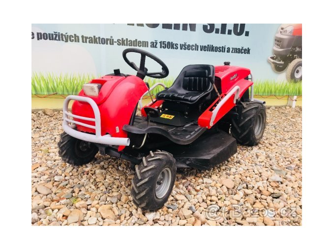 profi zahradní traktor seco crossjet s uzávěrou červené barvy před plachtou traktory kolín