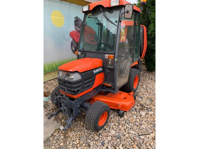 profi zahradní traktor kubota bx2350 oranžové barvy s kabinou pro řidiče