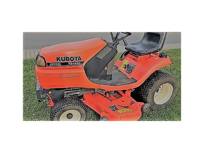 profi zahradní traktor kubota tg 1860 oranžové barvy na trávníku