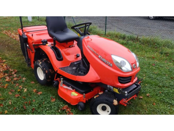 profi zahradní traktor kubota gr 1600 oranžové barvy na trávníku