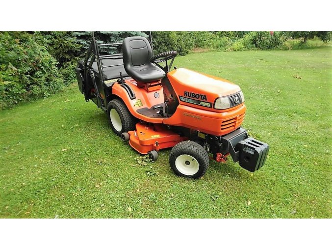 profi zahradní traktor kubota G18 d oranžové barvy na posekaném trávníku